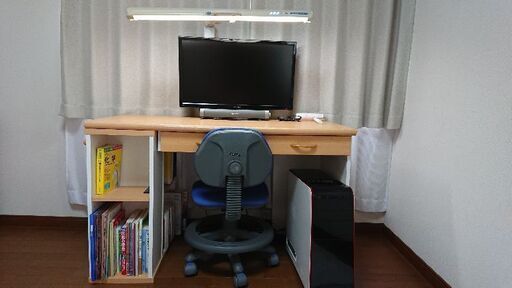 【西条市】机 (パソコン机 学習机) 椅子 照明器具 3点セット 運ぶ事も可能！