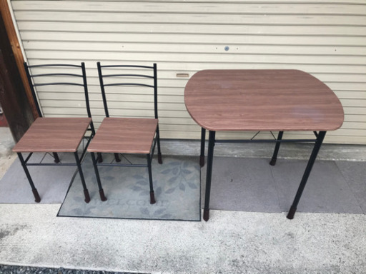 2人用テーブルとイス　引き取りでお願いします。