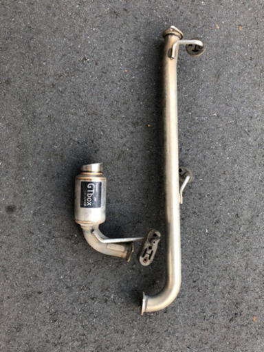 柿本、マフラー