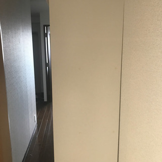 白い本棚の画像