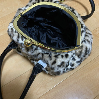 ガマ口タイプで可愛い🎀ヒョウ柄のバックの画像