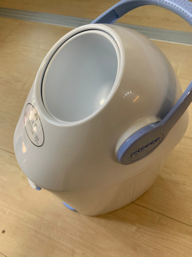 Babybyorn製バウンサーとPigeon製オムツ入れ