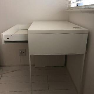 イケアの勉強机の画像