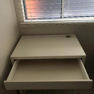 イケアの勉強机の画像