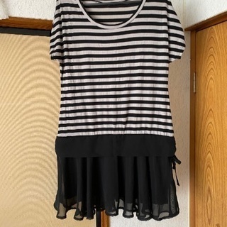 フリル付の服