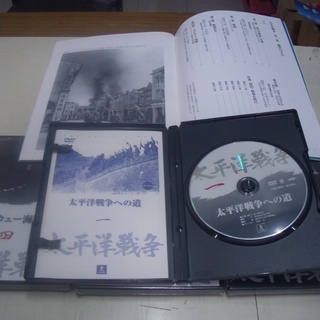 太平洋戦争DVDソフトとDVD/CDプレーヤーの画像