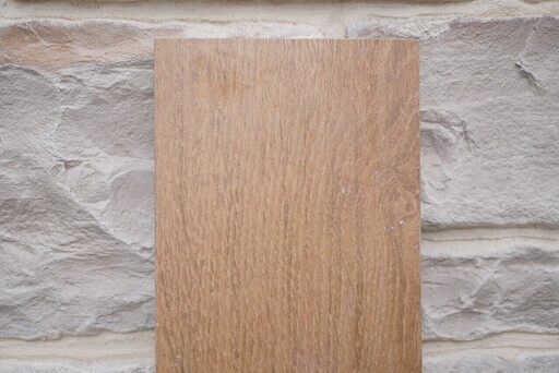 ①150×600　木目調のタイル　300枚