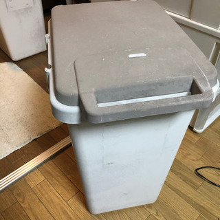 ゴミ箱の画像