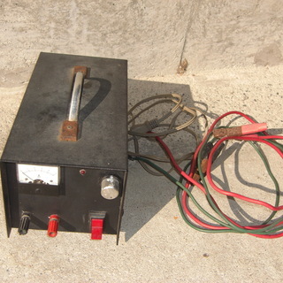 車のバッテリー充電器　100Ｖ→12V用　