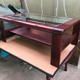 ガラスの入ったローテーブル