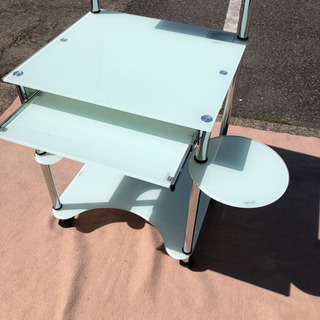 無料😄ガラスのパソコンデスク✨ＰＣ台 幅60×奥行55×高さ121ｃｍ・机面の高さ73ｃｍ✨キレイですよ♪の画像
