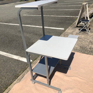 無料😄パソコンデスク✨ＰＣ台 幅60×奥行63×高さ112～126ｃｍ・机面の高さ67ｃｍ✨それなりに使用感あります。の画像