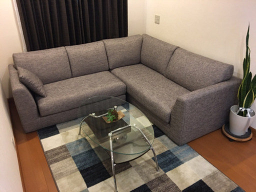 L 型ソファとガラステーブルセット