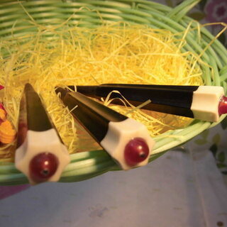 新品未使用　17.980円　沖縄三線専用　カーネリアンを冠したカラクイ三本セットの画像