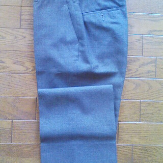 メンズスーツ　スリーピース　グレー　春物の画像