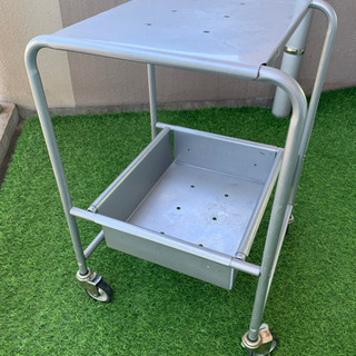 差し上げます！スチール製のキャスター付きワゴンの画像