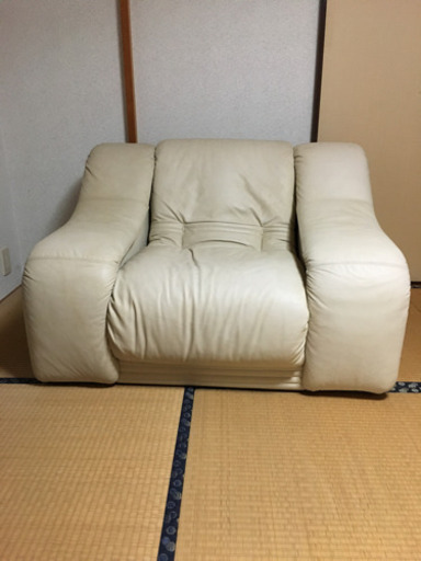 アイボリーの一人掛けソファー
