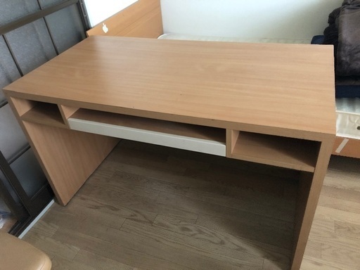 少し大きめの机です(125×65×75cm)。作業台としても利用可