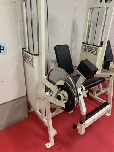 筋トレマシーン レッグエクステンション　CYBEX