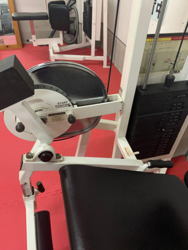 筋トレマシーン レッグエクステンション　CYBEX