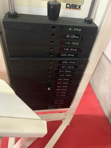 筋トレマシーン　レッグカール　CYBEX