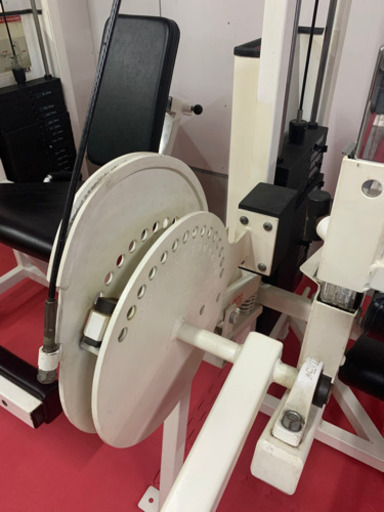 筋トレマシーン　レッグカール　CYBEX