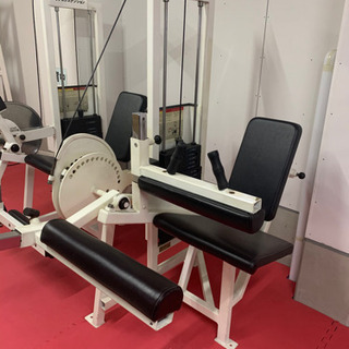 筋トレマシーン　レッグカール　CYBEX