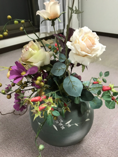 落ち着いた風合いの瀬戸物の花瓶。ドライフラワー付き