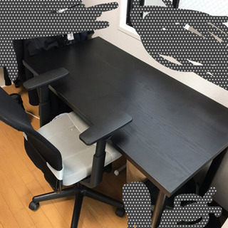 机と椅子のセットの画像