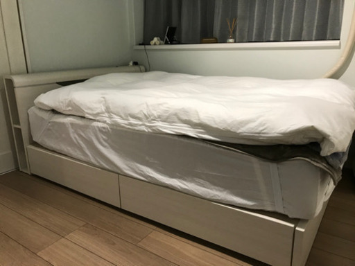 ダブルベッド　マットレス付き