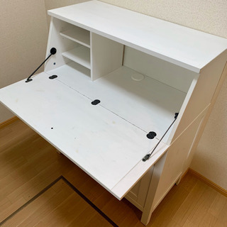 白い机、収納棚