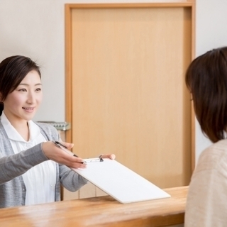 　((急募))　日払いOK！クリニック受付急募！! 18～22時...