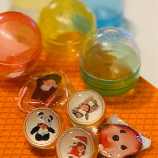 ♡終了♡新品未使用✨モンチッチ ガチャ5個✨ピンポン球　缶バッジ　ブックマークの画像