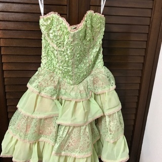 ベッツィ　ジョンソン　春色イブニングドレス