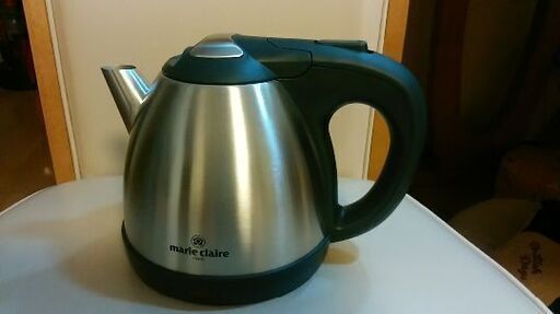 電気ケトル。新品、未使用品。容量０，８L。取説、保証書付です。