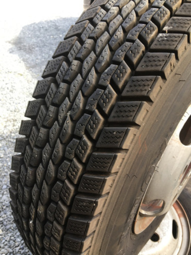 旧ISUZU 2トンダンプタイヤ、ホイール15インチ2本のみ