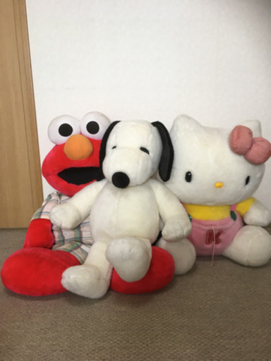 エルモ、キティちゃん、スヌーピぬいぐるみ