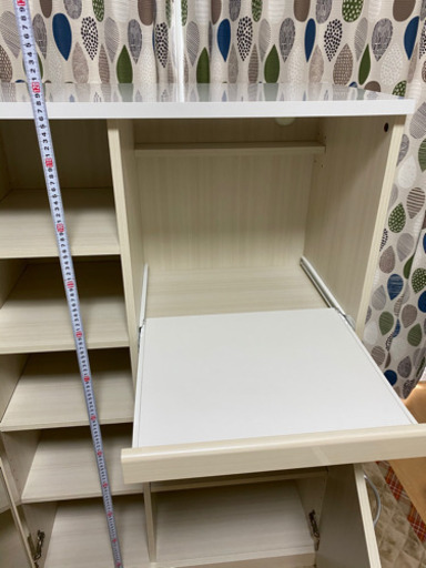 白木目の食器棚