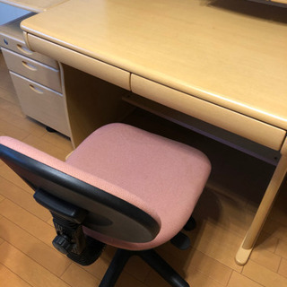 イトーキ学習机(サイドテーブル、椅子込み)の画像