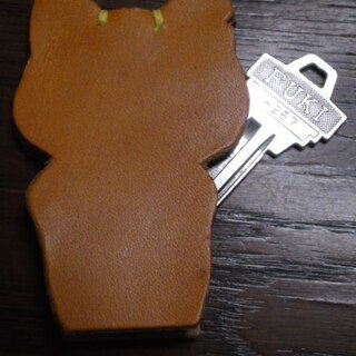 1点限り　高級本革キーケース　ねこ　ネコ　猫　キーホルダー　キーフォルダー　鍵ケース　カギケース　ハンドメイド　栃木レザー　手作りの画像
