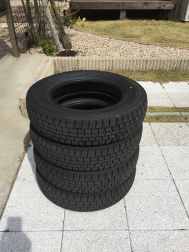ほぼ新品のスタッドレスタイヤ