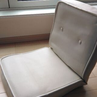 座椅子を貰って下さい。