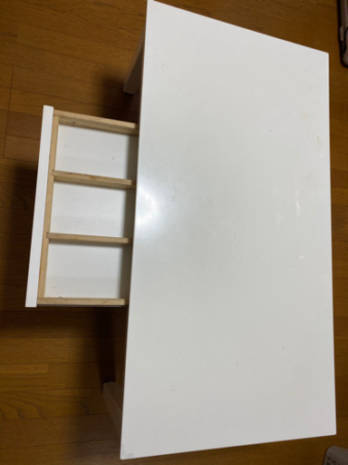 白のテーブル