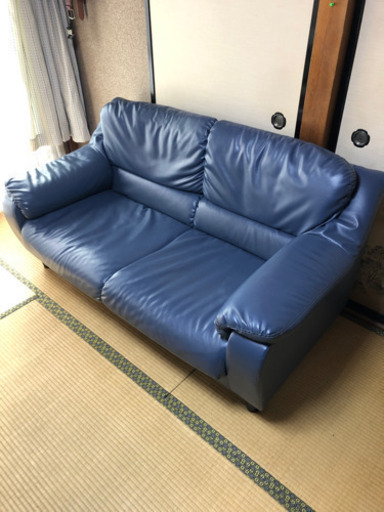 二人掛けソファー　綺麗なブルー色です。