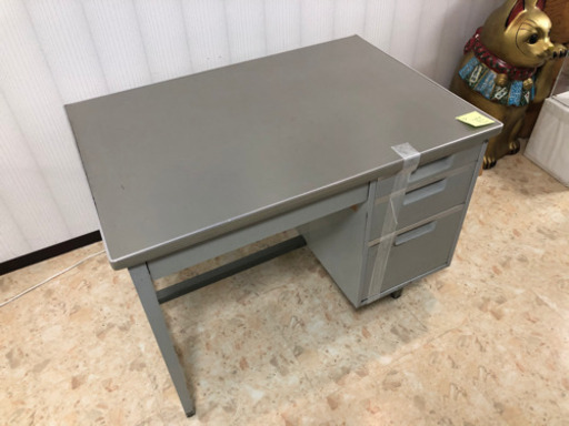 事務机の大バザール！1台5000円！中古ですがまだまだ使えます。13台あります！