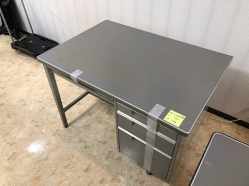 事務机の大バザール！1台5000円！中古ですがまだまだ使えます。13台あります！