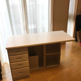 白いデスク