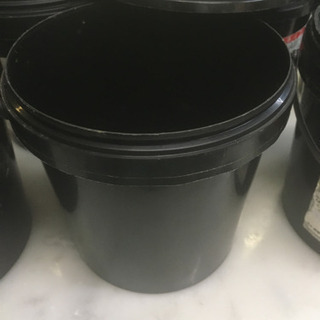 プラスチックのバケツ。