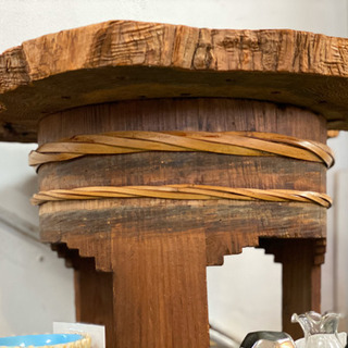 切り株と樽のテーブルの画像