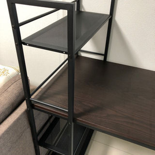 パソコンデスクと椅子の画像